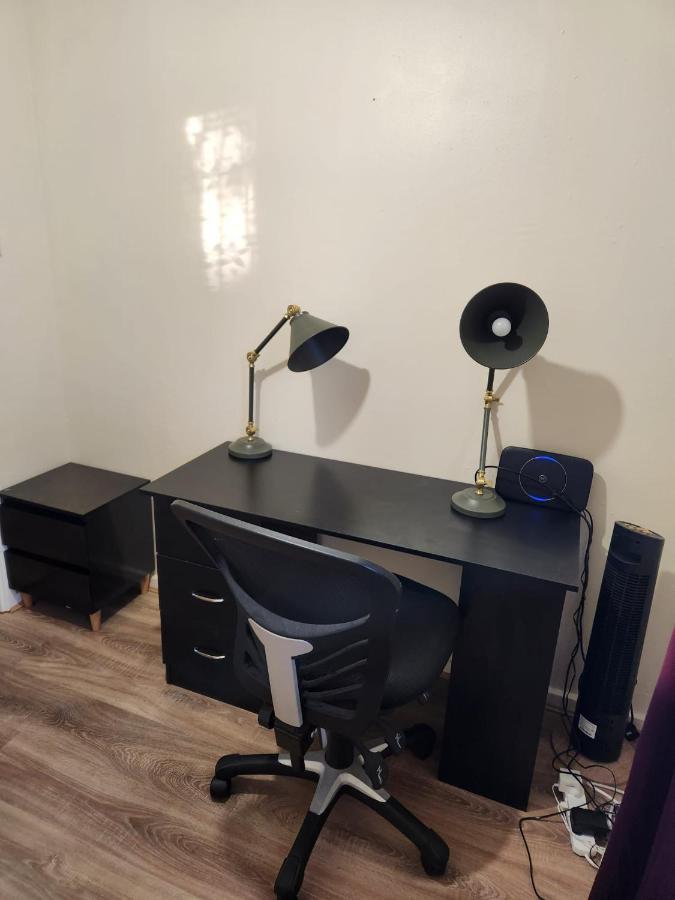 Crane Home In Dagenham With Free Wi Fi Extérieur photo